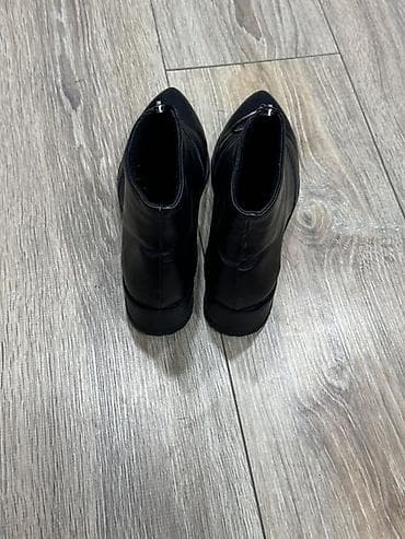 Çəkmələr: Qara qadın botları - Model: Aşağı boy, ön hissədə fermuarlı - Dizayn — 2