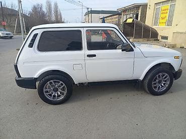 qoşqu ev: Avtomobil: Lada Niva (VAZ-2121), ağ rəng, 3 qapılı kuzov — 3