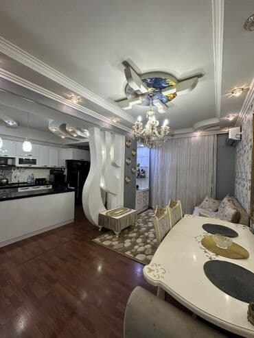 qara qarayev: Mətbəx hissəsində ağ rəngli modul mebellərlə təchiz olunmuş, qara — 4