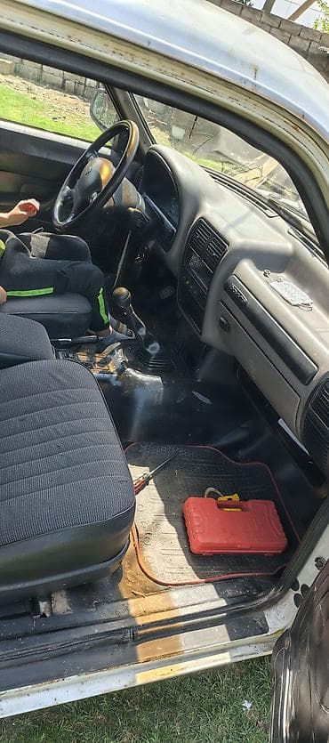 maşınlar 06: GAZ Volga 3110, ağ rəngli sedan. Xüsusiyyətlər: - Korpus: 4 qapılı — 3