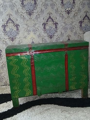 qədim xalça: Taxta sandıq/çemodan tipli saxlama yeşiyi - Material: taxta gövdə — 2