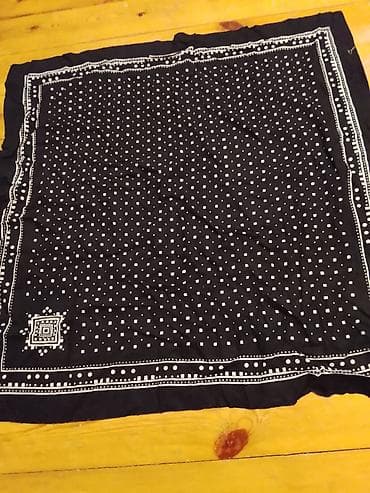 Baş geyimləri: Qara bandana/şərf – klassik naxışlı pambik parcadan - Rəng: qara, ağ — 1