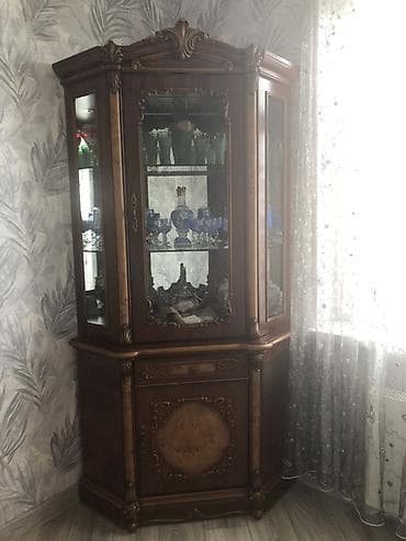 Стеклянная витрина-шкаф