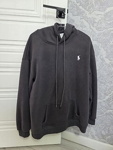 milli geyimler: Tünd boz rəngdə kapüşonlu kişi hudi. - Brend loqosu: sinənin sol — 1