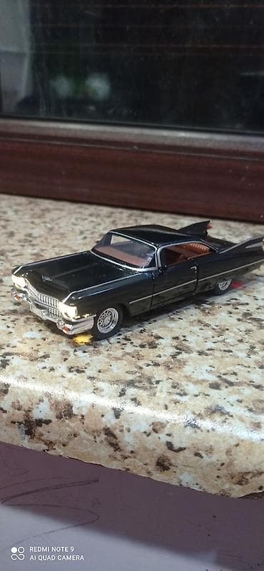 Kolleksiya üçün metal model avtomobil – klassik Cadillac (qara rəng
