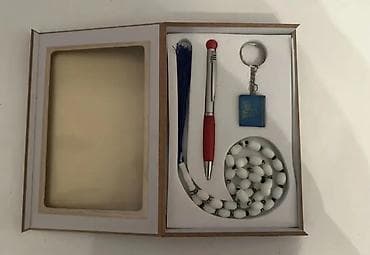 saxta baba hediyyeleri: Hədiyyə dəsti – 3 parçadan ibarət Tərkib: - Gümüşü korpuslu, qırmızı — 2