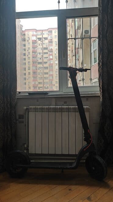 Tavalar: Elektrik skuter - Rəng: qara, yığcam və qatlanan konstruksiya - Ön — 2