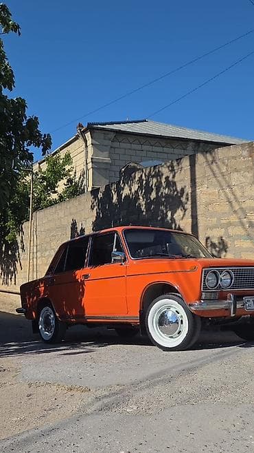w210 oturacaqlar: Model: VAZ 2103 (klassik “Jiquli” sedan) Kuzov: 4 qapılı, narıncı rəng — 5