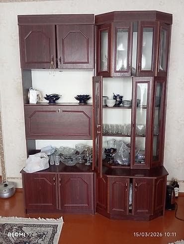 Taxta qab-vitrin dəsti - Material: tünd qoz rəngli MDF/laminat