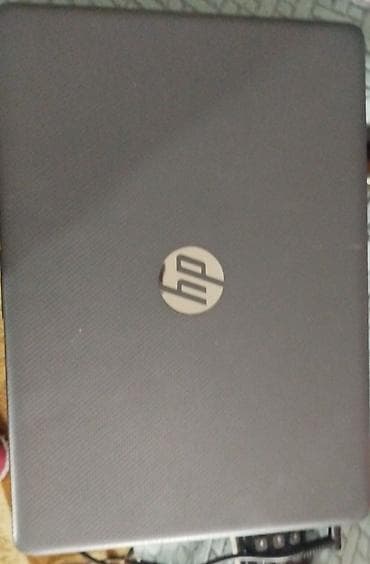 HP noutbuk - Brend: HP - Korpus: boz rəngli, teksturalı qapaq