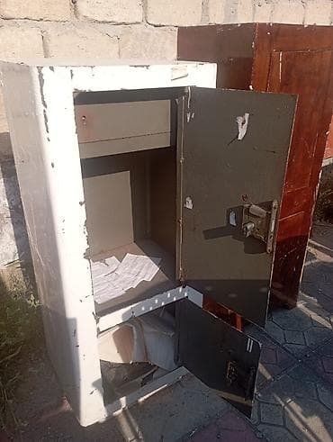bos kasa: Müxtəlif ölçüdədəmir və qumlu (yanmayan ) seyflərseyf satılır.Real — 9