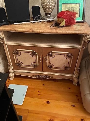 salon şkafi: Klassik üslubda zövqlə işlənmiş qonaq otağı mebel dəsti. Dəst — 2