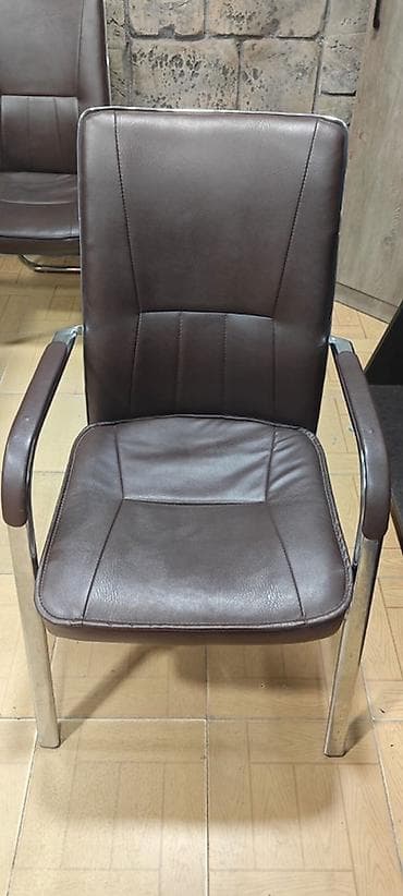 Bir müdür kreslo 2 gonax kreslo 2 büyük stol, 1 balaca stoll, 2