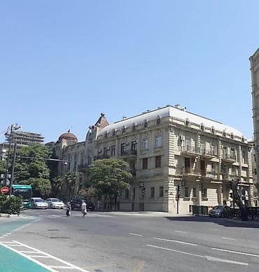 Mənzillər: Nizami Moll, Nizami metronun garşisinda arxitektur daş binadir — 1