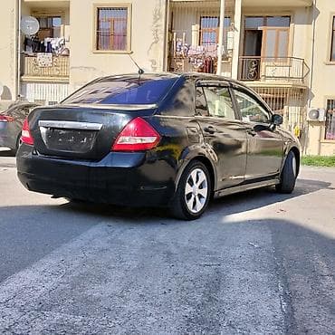 nissan tiida qiyməti: Nissan Tiida sedan – qara rəng, 4 qapı, AZ dövlət nömrə nişanı — 3