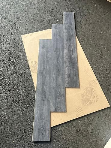 Laminat: Qara-boz rəngdə taxta teksturalı döşəmə panelləri - Material: laminat — 1