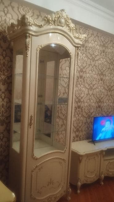 gonag desti: Klassik üslubda qonaq otağı mebel dəsti Tərkibi: - 2 ədəd vitrin şkaf — 4