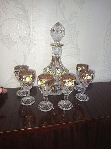 Kristal qrafin və badya dəsti - Tərkibi: 1 ədəd qrafin (şüşə tıxaclı)