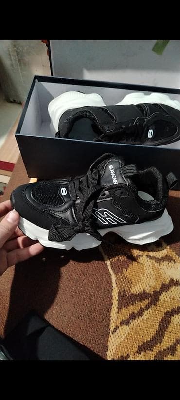 Qara rəngli unisex idman ayaqqabısı - Üst hissə: nəfəsalan mesh və