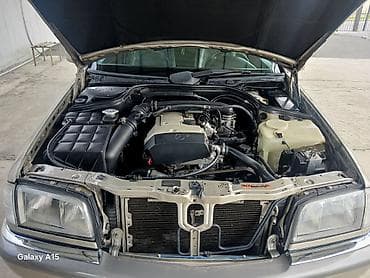 s yan guzguler: Mercedes-Benz C-Sinif sedan - Korpus: 4 qapılı sedan, qızılı/metallik — 4