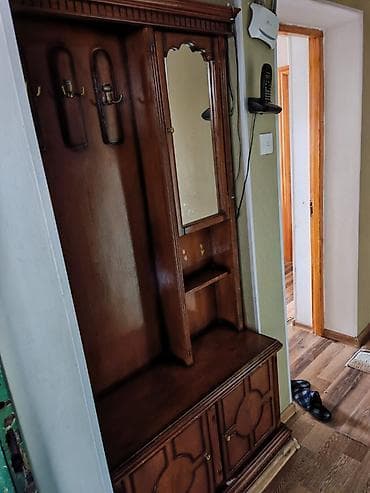 Aşağısı Ayaqqabı yeri,Güzgülü olan yer kosmetika və digər şeylər