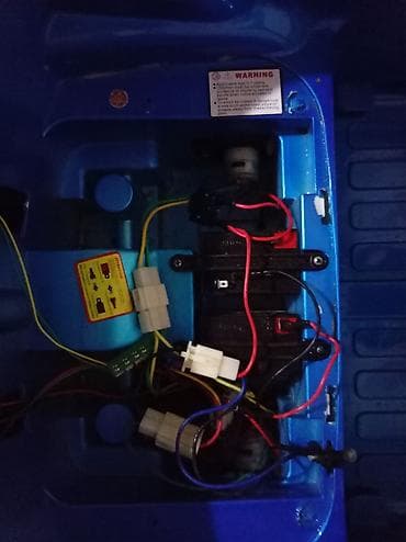 sukan oyunu: Uşaq üçün elektrikli minik maşını – mavi rəngdə, sport kupe dizaynı — 1