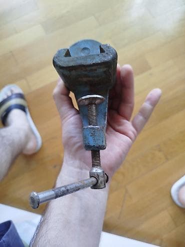 Alətlər: Sovet istehsalı metal işləri üçün stolüstü vitse (model işarəsi — 5