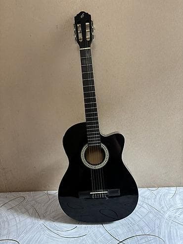 Saz: Klassik akustik gitara – qara rəng, kəsikli (cutaway) korpus dizaynı — 2