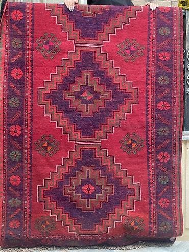 divarda fiqurlar: Xalça – əl toxuması, yundan - Material: təbii yun sap - Toxuma növü — 2