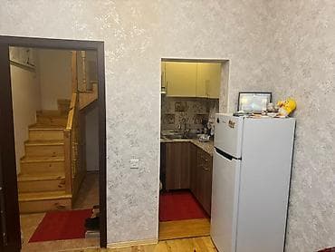 binə kiraye: Kirayə verilən otaq – iki mərtəbəli ev - Geniş, işıqlı otaq; pəncərə — 10