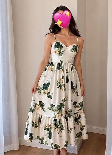 Zərif və romantik üslubda qadın donu. Model uzun, ətəyi bol və axıcı