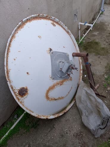 Peyk anten sistemi - Dairəvi metal parabola (təxmini 90–100 sm). -