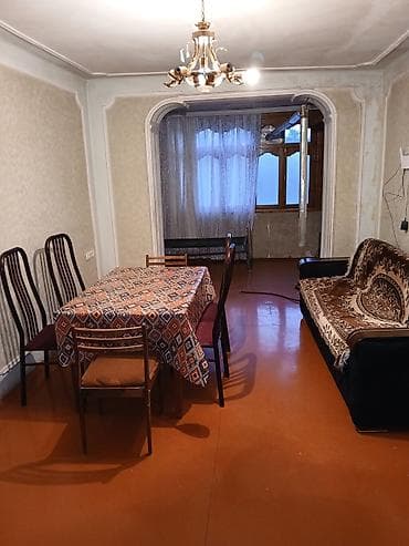 Mənzil 4/2 mərtəbəsində yerləşir. Su, ışıq, qaz binada daimidir