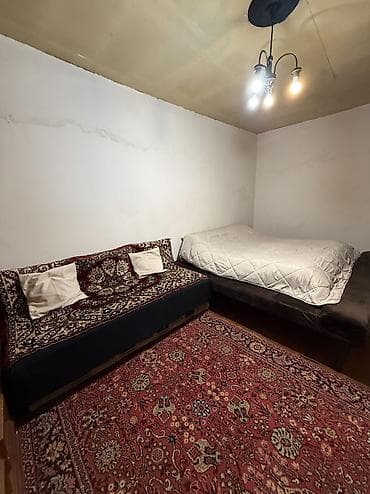 seki ayliq evler: Merkezde xan baginin yaninda 1 otaqli ev kiyraye verilir. uzun — 3