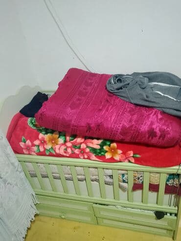 Oğlan üçün, İşlənmiş, Dördbucaq, Beşik, Dəstsiz, Matras ilə, Yellənmə mexanizm ilə