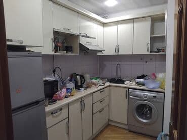 Seyflər: Mətbəx mebeli dəsti – L şəklində, krem rəngli parlaq fasadlarla. - Üst — 1