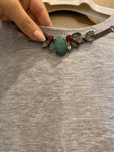 женские футболки и майки в полоску: Qadın geyimləri 3 azn her biri 1) Açıq boz rəngli qısaqol bluz: - — 2