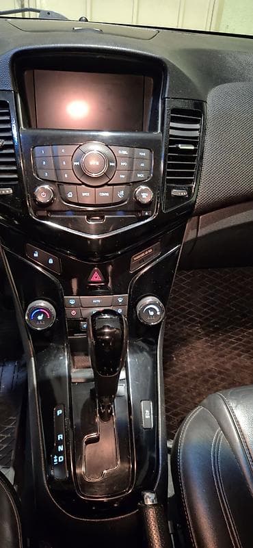 daxili kredit maşın: Chevrolet Cruze sedan – gümüşü rəng. Xüsusiyyətlər və detallar: - — 9