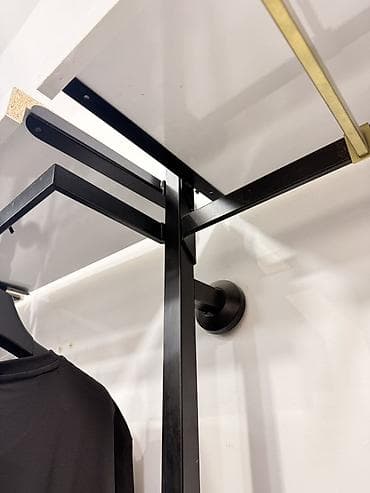 Полочные витрины: Mağaza üçün divar tipli geyim rəfi sistemi - Material: toz boya — 6