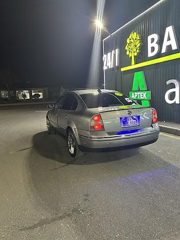 Volkswagen Passat: 1.8 l | 2002 il Sedan