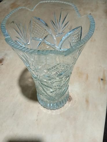suse qab: Şüşə məmulatlar dəsti - Kəsimli naxışlı şüşə vaza: Ağız hissəsi lalə — 1