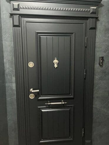 Məhsul: Dəmir giriş qapısı Təsvir: - Rəng: Mat qara - Material: Metal