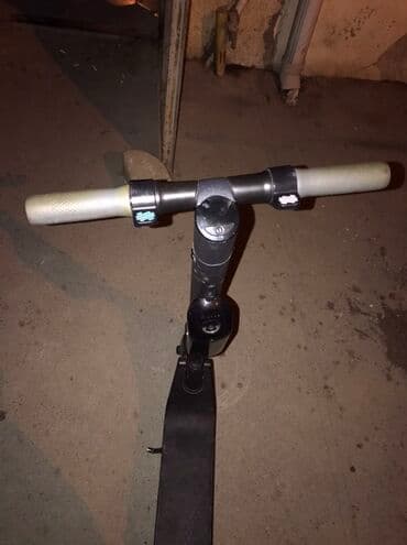 mi 10 t pro qiymeti: Elektrik skuter - Rəng: qara, kompakt və minimal dizayn - Ön və arxa — 5