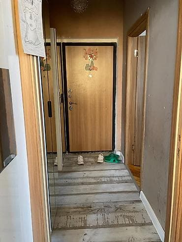 ecemide satilan evler: 2 otaqlı mənzil – daxili plan və xüsusiyyətlər: - Girişdə geniş — 1