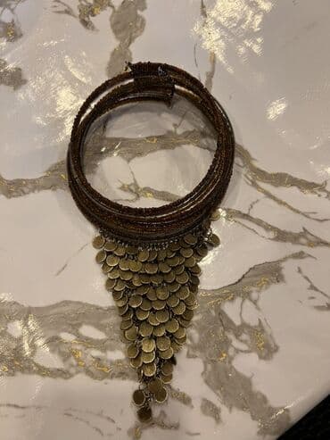 qizil halqa sirgalar: Metaldan hazırlanmış, qəhvəyi rəngli boyunbağı. Boyunbağı incə — 1