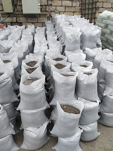 kalanxoe bitkisi: Ağ rəngli toxunma materialdan hazırlanmış çuvallar, içərisində çınqıl — 1