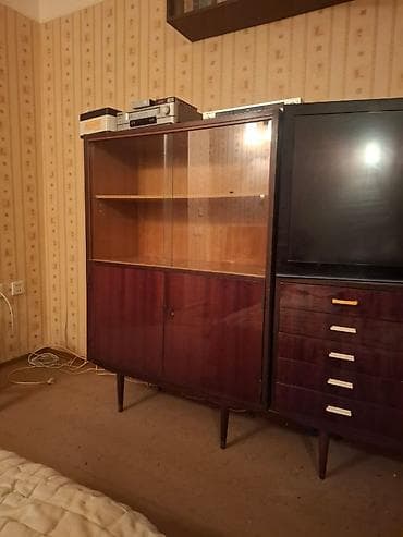 Retro qonaq otağı mebel dəsti - Tərkibi: bir neçə modullu şkaf-vitrin