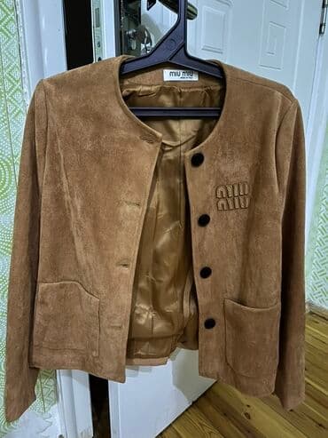 Miu Miu qadın gödəkçə - Model: yaxasız, düz kəsim - Material: süet lalafo.az -da Miu Miu qadın gödəkçə - Model: yaxasız, düz kəsim - Material: süet