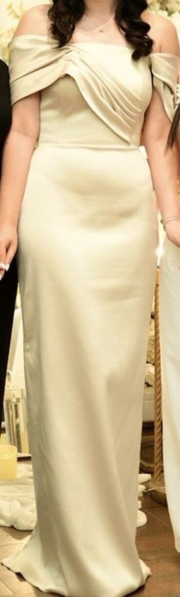 Gündəlik donlar: Şampan rəngli, uzun ziyafət/libas. 1 cə dəfə Həriyə geyinilib, 200 — 3