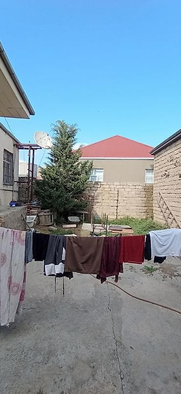 Kirayə üçün həyət evi - Geniş həyətli, daş hasarlı sahə: paltar asmaq